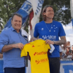 Reforço do Cruzeiro, Cássio chega à Toca II e é recebido por multidão de torcedores