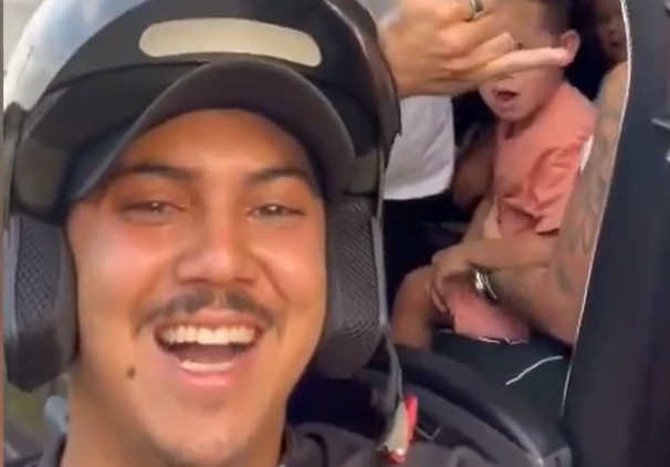 Coutinho para van e tira foto no Rio com torcedor do Vasco, que vai à loucura