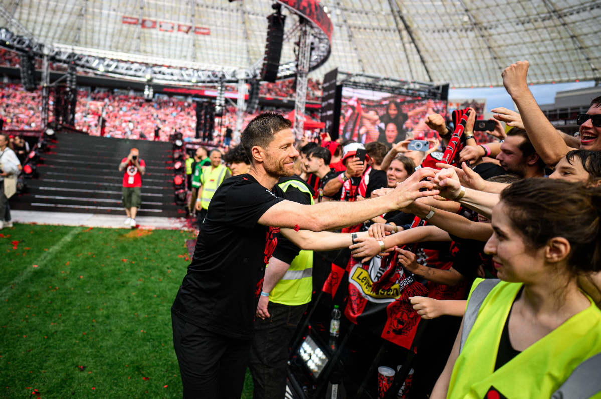 Bayer Leverkusen é recebido com festa após títulos da Bundesliga e Copa da Alemanha