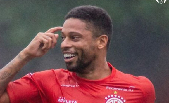 Ex-Atlético brilha e faz hat-trick em vitória do time de Romário