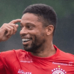 Ex-Atlético brilha e faz hat-trick em vitória do time de Romário