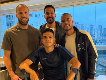 Bruno Rodrigues ganha alta após cirurgia no joelho e recebe visita de jogadores do Palmeiras