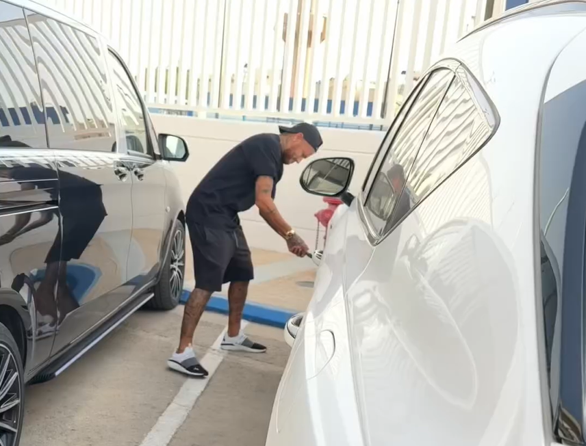 Após ser provocado, Neymar fura pneus do carro de colega do Al-Hilal; assista