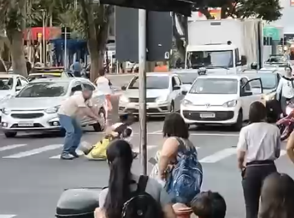 Vídeo: agente de trânsito e motociclista brigam no meio de avenida em Uberlândia (MG)