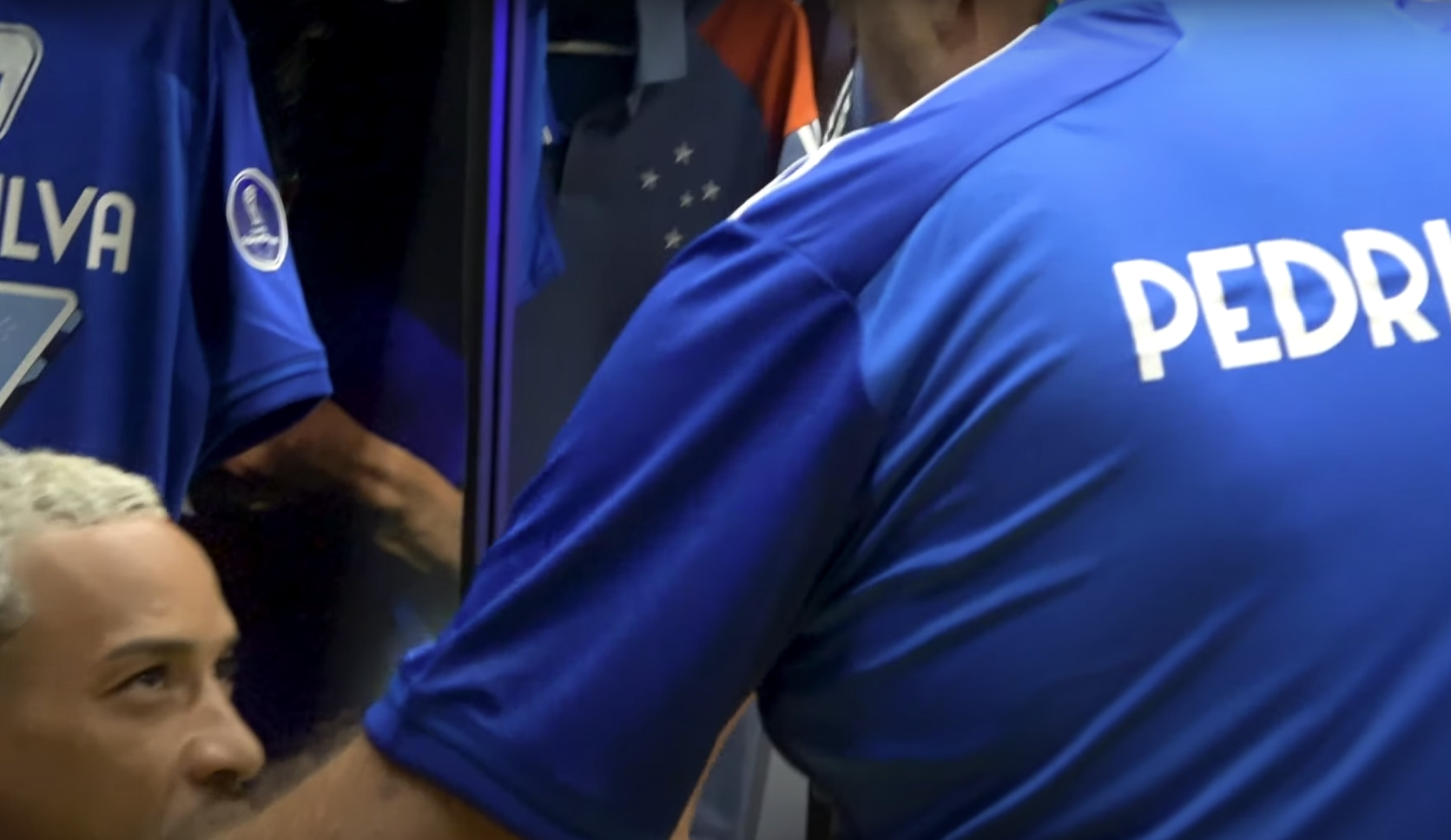 Bastidores: Cruzeiro mostra 'conversa ao pé do ouvido' de Pedrinho com Matheus Pereira