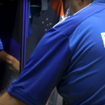 Bastidores: Cruzeiro mostra 'conversa ao pé do ouvido' de Pedrinho com Matheus Pereira
