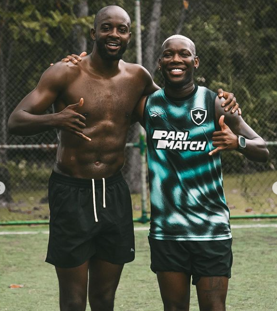 De férias, jogador da seleção da França treina com meia do Botafogo