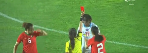 Jogadora 'nocauteia' rival com soco em amistoso de seleções; assista