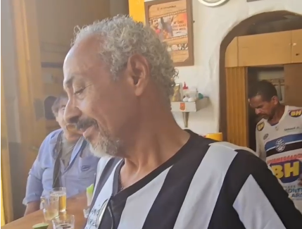 Torcedor do Atlético viraliza ao interpretar Louis Armstrong em boteco
