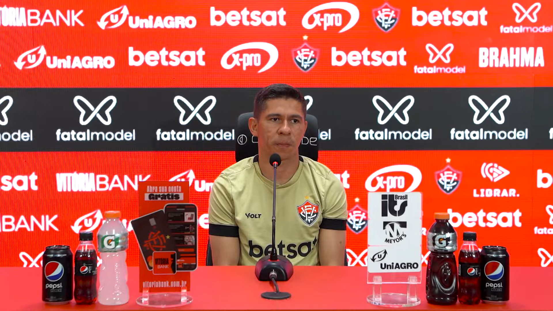 Elenco rachado? Osvaldo revela como está o clima no Vitória