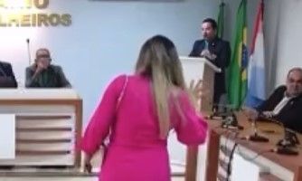 Vídeo: grávida invade sessão e cobra vereador para reconhecer a paternidade do filho