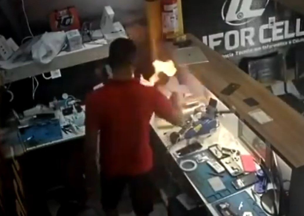 Vídeo: bateria de celular explode durante manutenção em loja do Recife (PE)