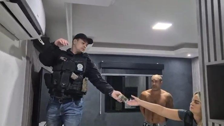 Polícia encontra dinheiro em teto de mansão durante operação que investiga jogo do bicho no RJ
