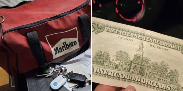 Na imagem da esquerda há uma mala de mão vermelha, com a logo da Malboro, marca de cigarros, na lateral. A mala possui alças pretas. Na direita, há uma nota de cem dólares