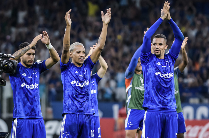 Titular do Cruzeiro é líder de assistências entre jogadores da posição