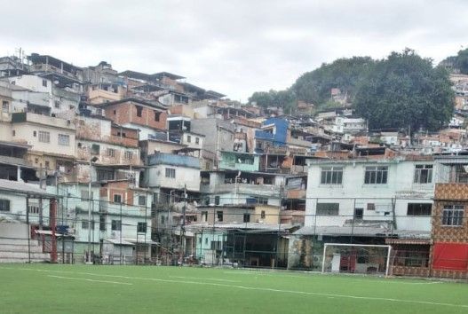 Dois homens morrem e menina de quatro anos é baleada durante tiroteio no RJ
