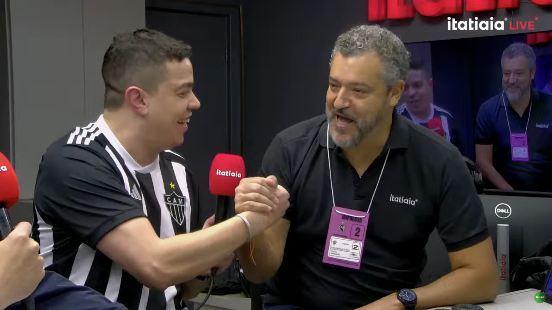 Convidado para ser locutor de jogo do Atlético, jornalista se emociona ao lado de Caixa