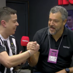 Convidado para ser locutor de jogo do Atlético, jornalista se emociona ao lado de Caixa