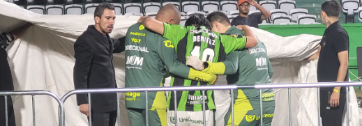 Titular do América deixa jogo mancando e gera preocupação para Série B