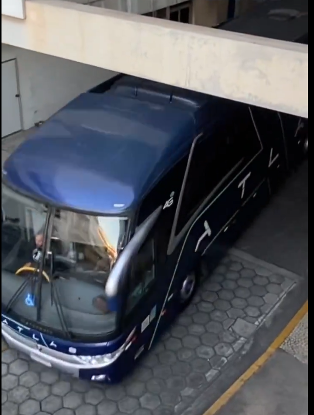 Após atraso por assalto no aeroporto, Vasco volta ao Rio sob protesto da torcida