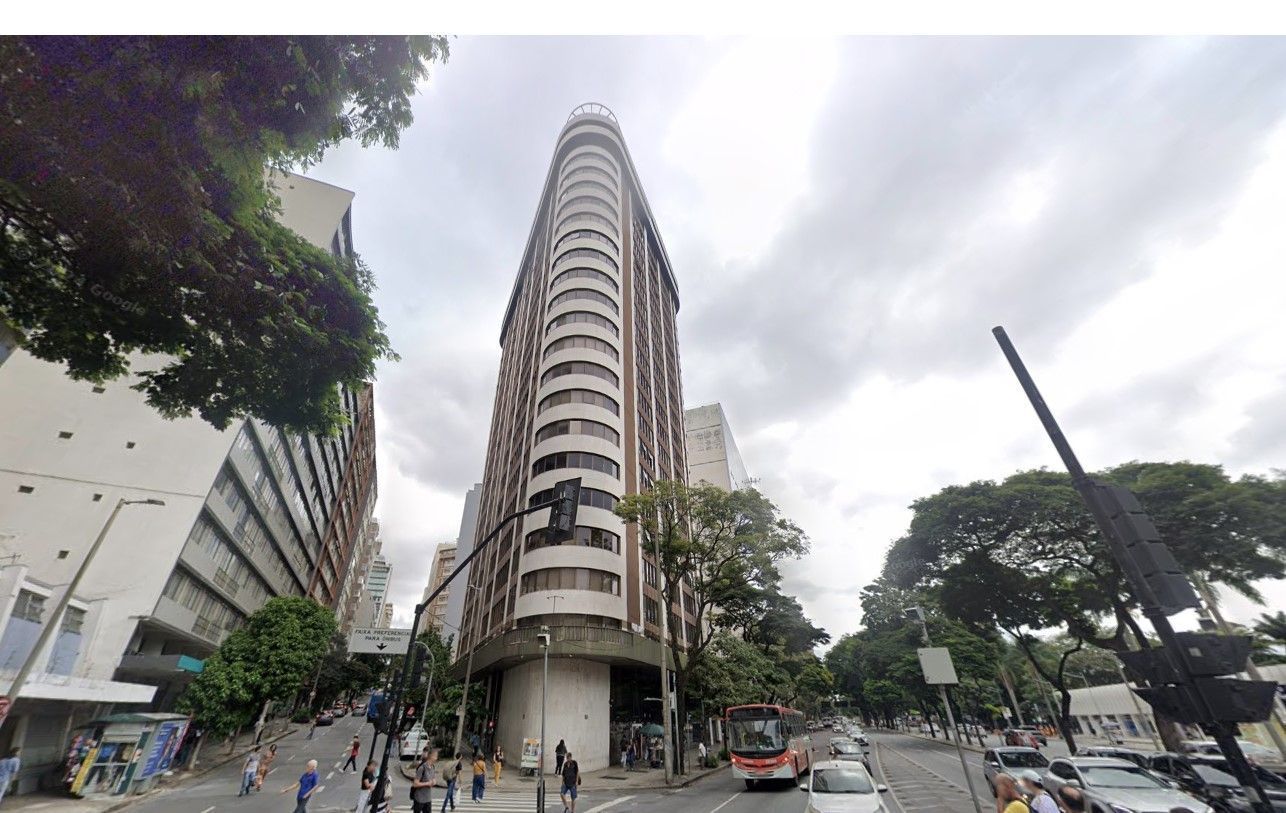Elevador cai com 22 pessoas no edifício Mirafiori, no Centro de BH, e deixa oito feridos