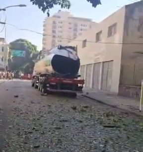 Vídeo: caminhão-tanque explode e causa estragos em rua do Rio de Janeiro