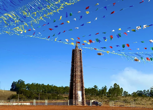 Cidade mineira promove festa junina com fogueira do tamanho de um prédio de 11 andares; saiba qual
