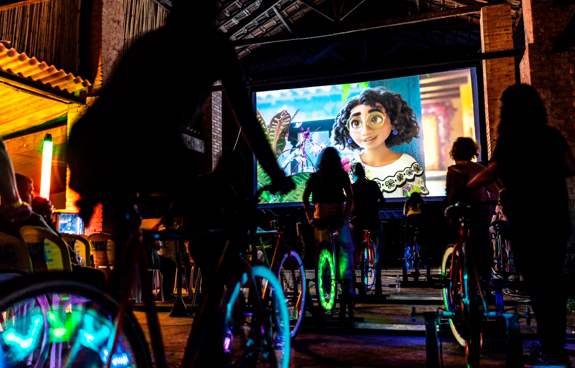 Mostra de cinema realizada a partir da energia gerada por bicicletas em Mariana