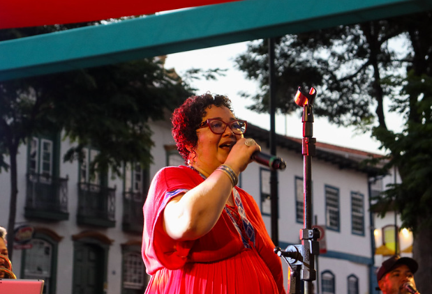 Érika Curtiss lança álbum musical destacando a versatilidade da mulher e do universo feminino