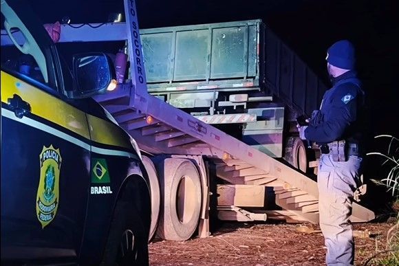 Vídeo: motorista é flagrado dirigindo caminhão sem CNH e usando celular como farol em SC