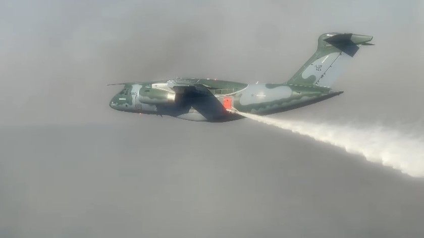 Incêndios no Pantanal: Aeronáutica envia avião que pode despejar até 12 mil litros d'água