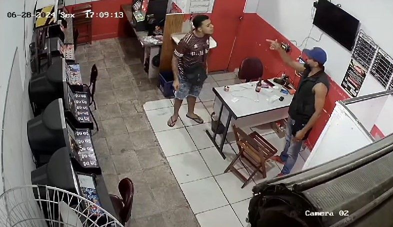 Vídeo: homem é morto a tiros em loja de jogo do bicho em BH