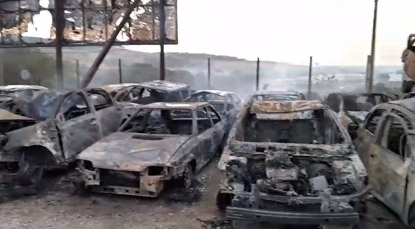 Vídeo: incêndio em mata se alastra, atinge pátio e destrói 50 veículos na Grande BH