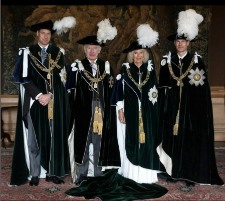 família real britânica reunida em foto para comemoração dos 900 anos da capital da Escócia