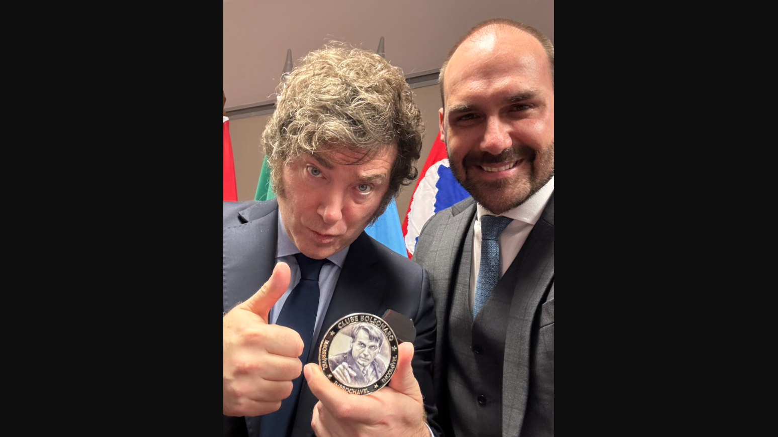 CPAC: Bolsonaro 'condecora' Javier Milei com medalha de 'imorrível, imbrochável, incomível'