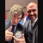 CPAC: Bolsonaro 'condecora' Javier Milei com medalha de 'imorrível, imbrochável, incomível'