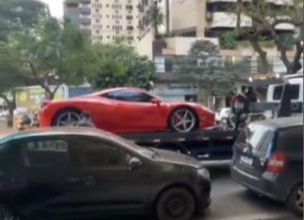Vídeo: Ferrari avaliada em R$ 1 milhão é guinchada no Centro de Maringá (PR)