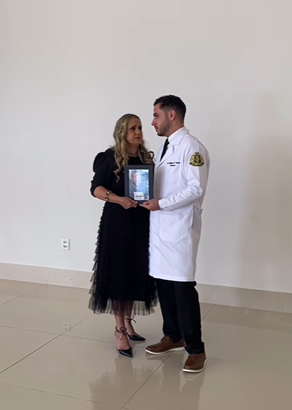 Estudante de medicina posa com retrato do pai falecido em foto de formatura em Montes Claros (MG)