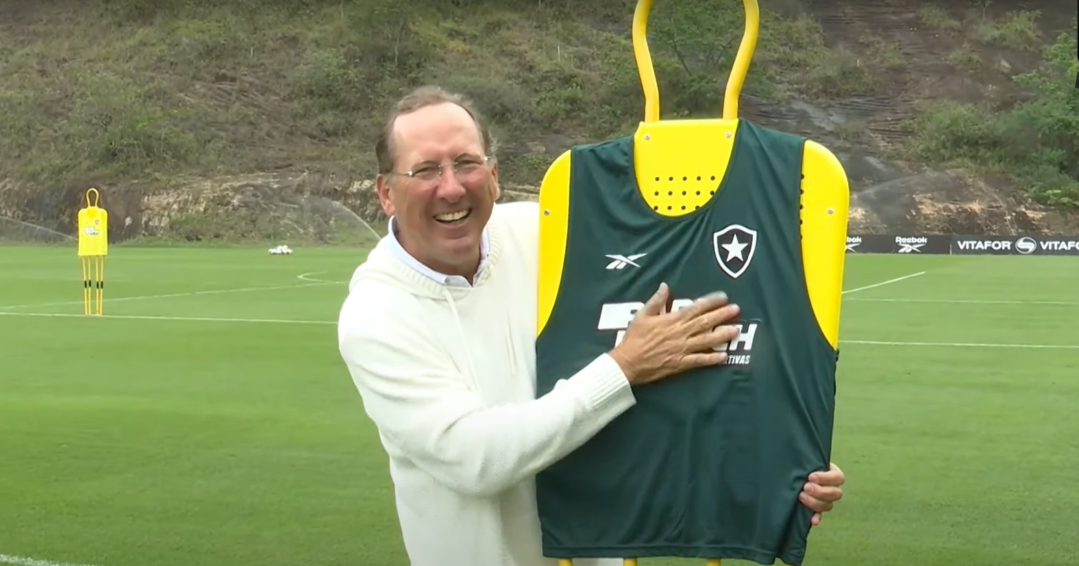 John Textor marca presença em treino do Botafogo, no Rio de Janeiro