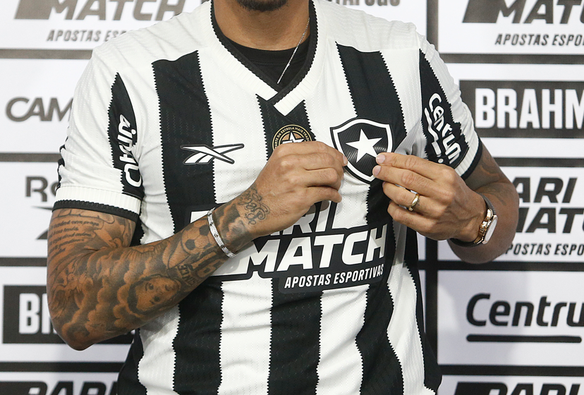 Reforço do Botafogo veste acessório de R$ 600 mil em apresentação