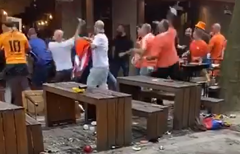 Torcedores de Holanda e Inglaterra protagonizam pancadaria antes de semi da Euro; vídeo