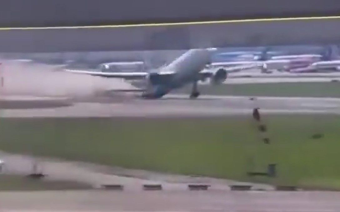 Veja o momento que avião da Latam arrasta cauda pela pista em aeroporto de Milão