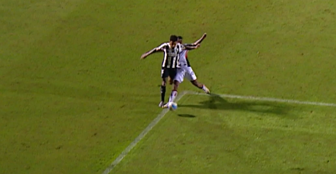 Foi pênalti? Veja análise do VAR de infração marcada em Vitória x Botafogo