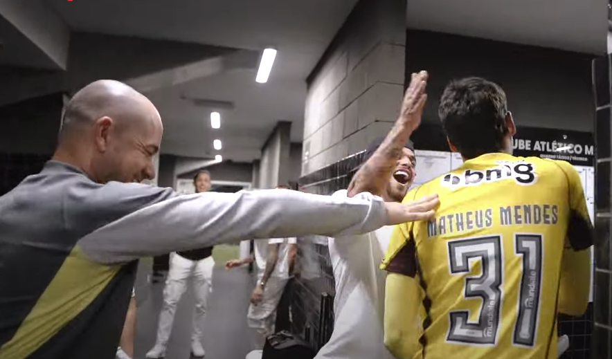 Bastidores do Atlético: vitória teve 'festa' no vestiário e 'cobrança' de churrasco