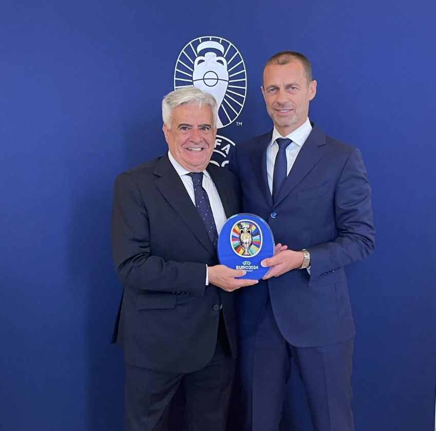 Presidente da Federação Espanhola de Futebol é suspenso por dois anos