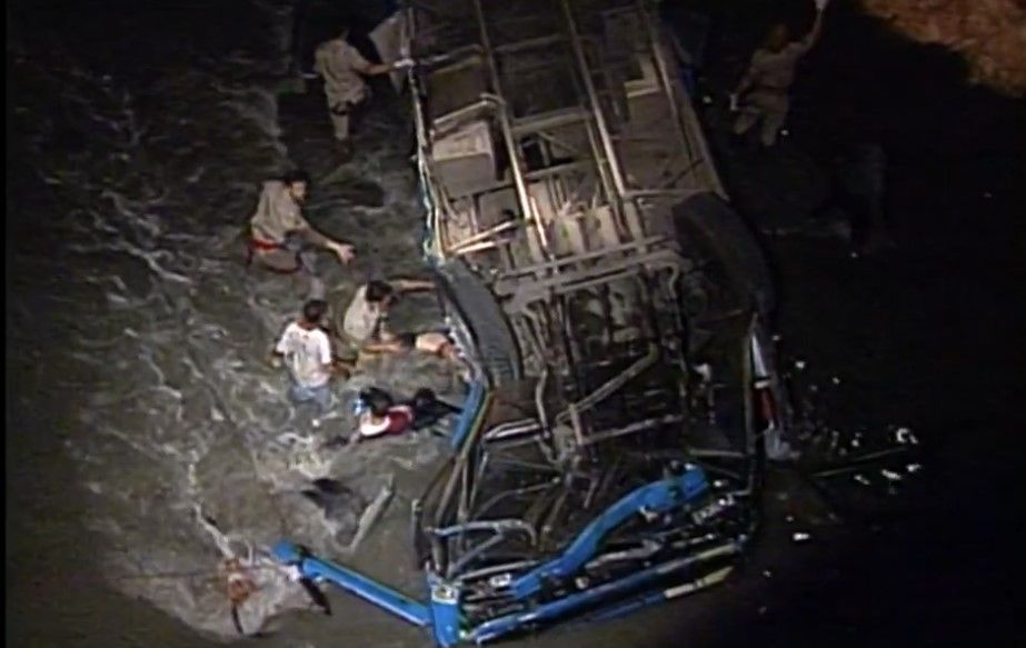 Acidente com ônibus que caiu no Rio Arrudas, em BH, e matou nove pessoas completa 25 anos; relembre