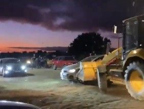Vídeo: homem 'perde a paciência' e passa por cima de carros com retroescavadeira no Ceará
