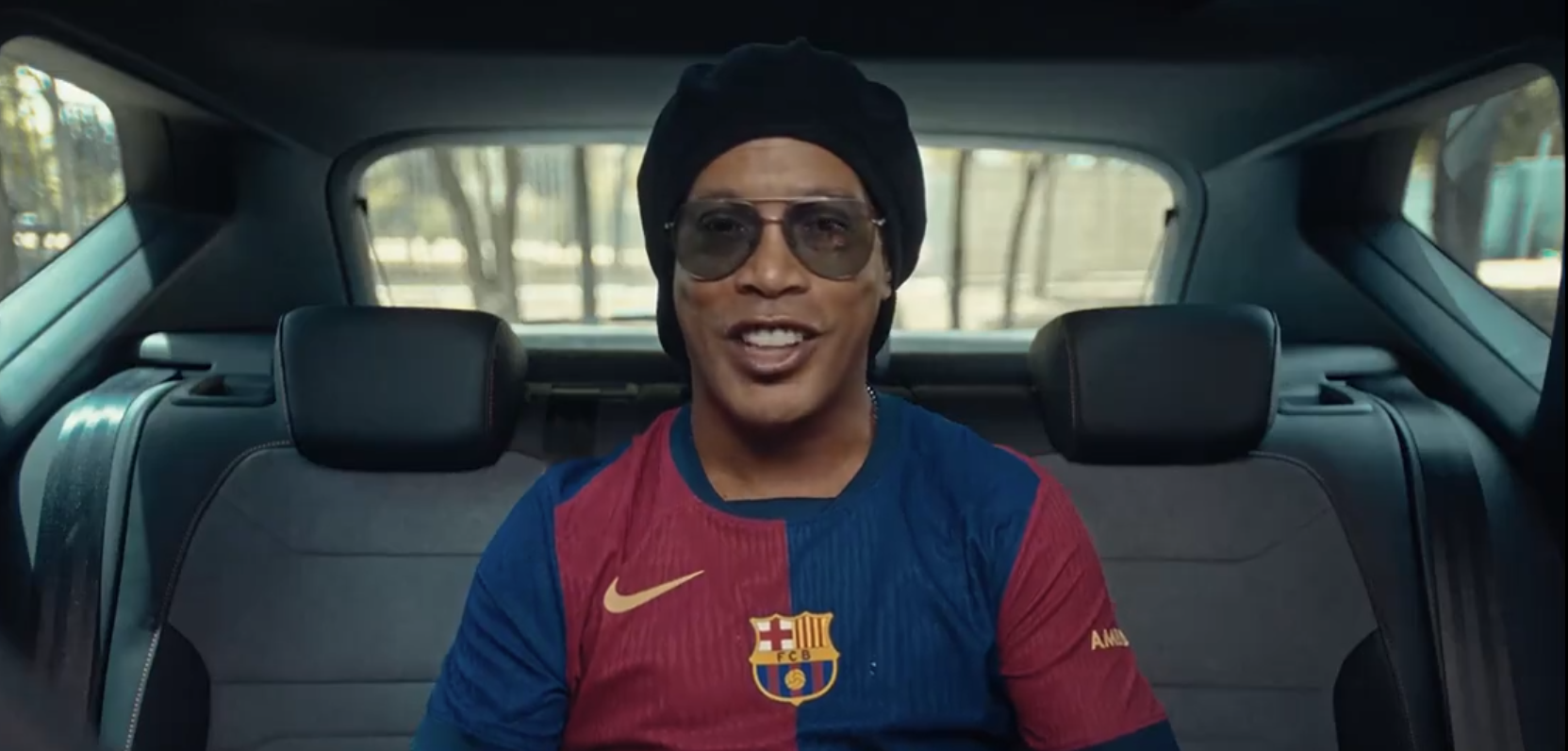 Com Ronaldinho de modelo, Barcelona lança camisa da próxima temporada