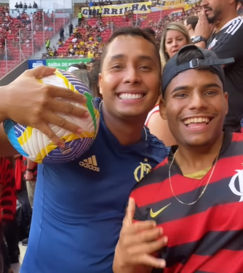 Torcedor do Flamengo foi 'responsável' por pênalti polêmico contra o Criciúma; assista