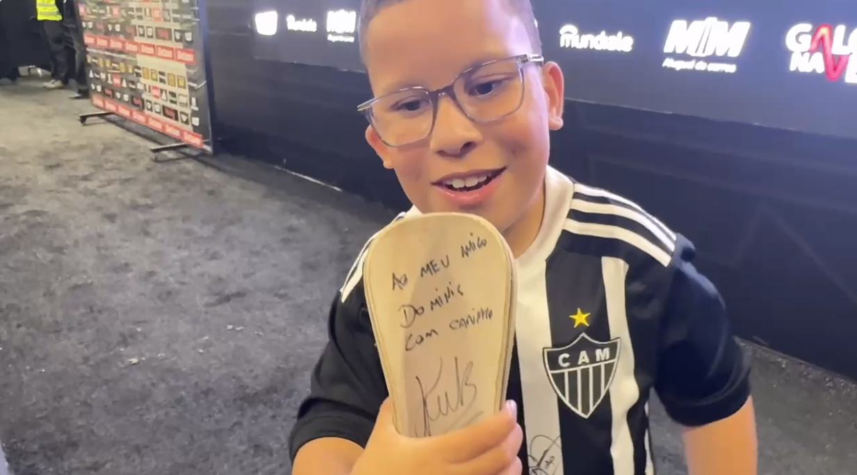 Ex-Atlético vai à Arena MRV, faz elogios, e filho é presenteado por Hulk e Bernard